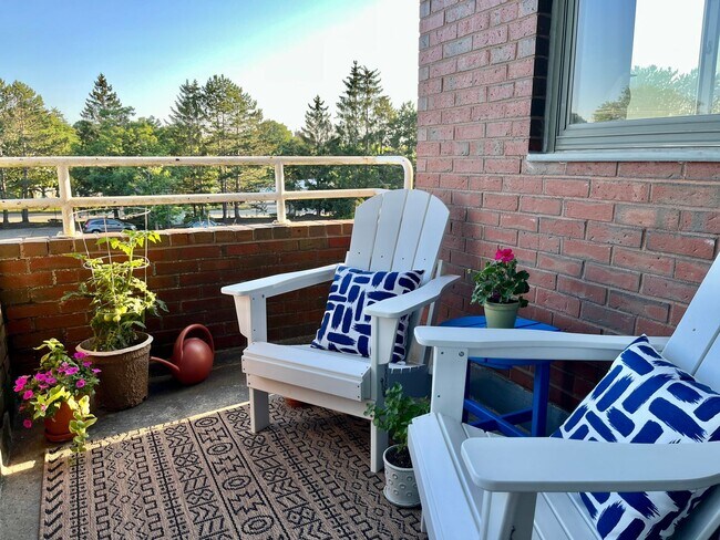 Foto del edificio - South Portland 2BD/1BA with Balcony at Bre...