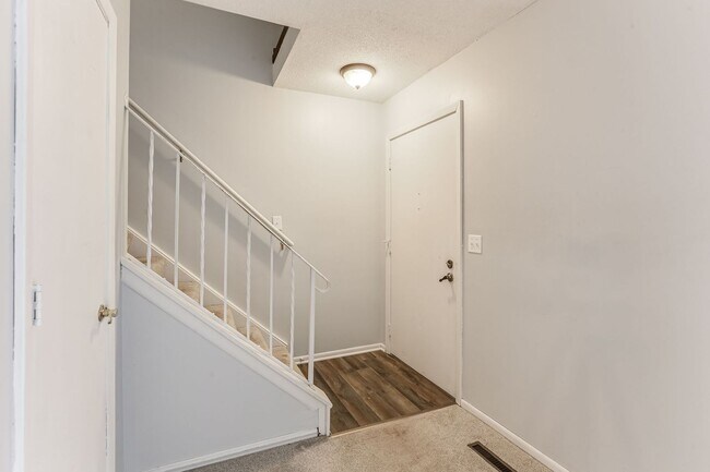 Foto del edificio - 2 Bedroom Condo in charming Plymouth neigh...