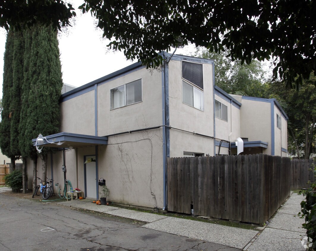 Primary Photo - 1402 Drake Dr