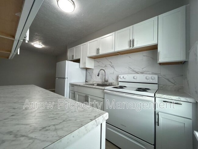 Building Photo - 723 Ella St