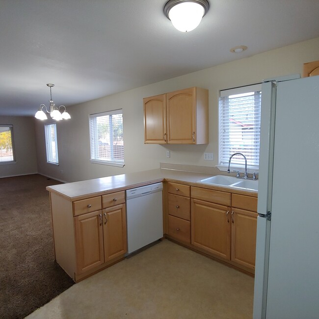 Kitchen - 3827 W Alpine St