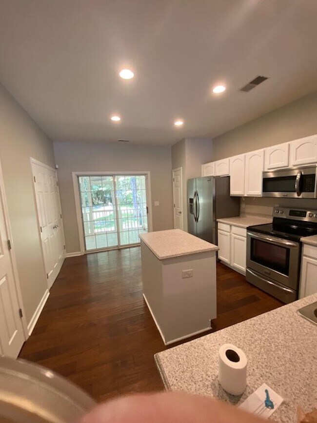 Building Photo - Beautiful 2Br 2.5Bath totally renovated to...