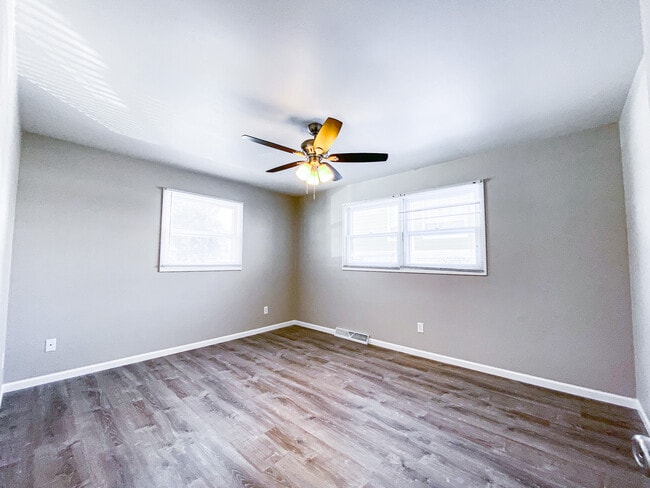 Building Photo - 2025 S Park St