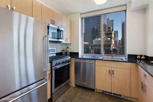Building Photo - 2 br, 1 bath  - 500 W 42nd St