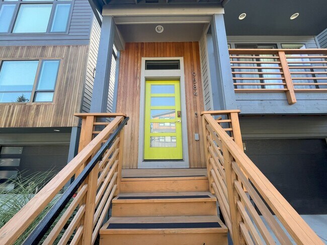 Foto del edificio - Three-Level Modern Living with Open Floor Plan & Stainless Steel Appliances