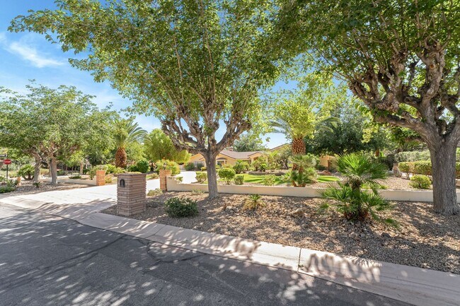 Foto del edificio - A stunning custom estate nestled in the pr...