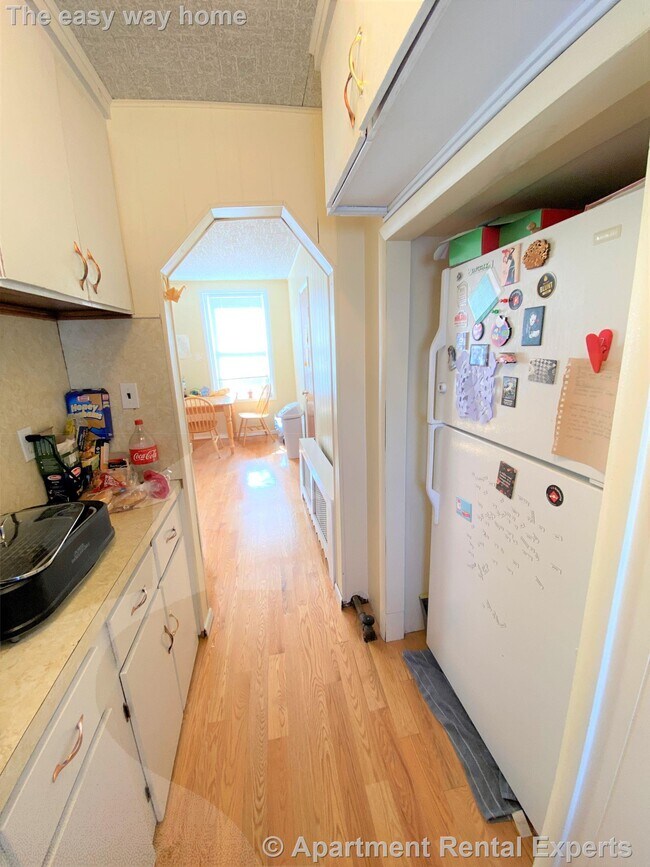 Building Photo - Somerville/Teele Square 4 Bedroom - 5 Mins...