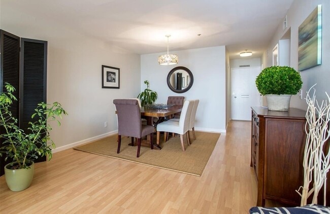 Building Photo - Live by the Bay: Renovated 2 Bed, 2 Bath
