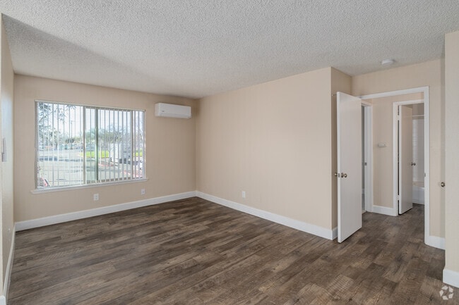 1BR, 1BA - 560SF w/ Brown Cabinets - Living Room - Hazel Wood Apartments