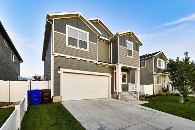 Building Photo - Beautiful Home in Midvale!