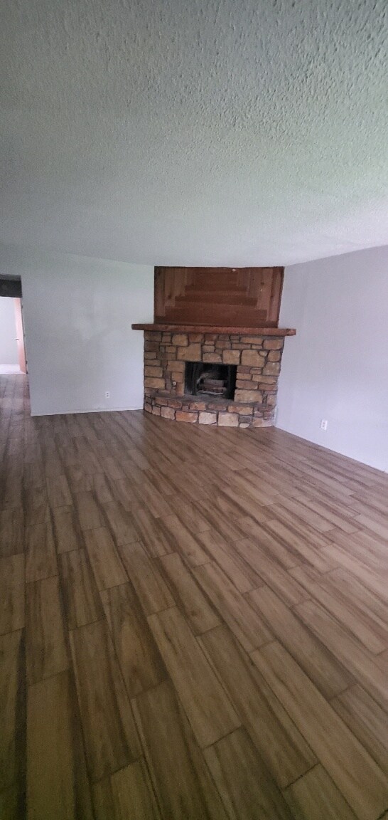 Building Photo - 1033 N Oak Ct