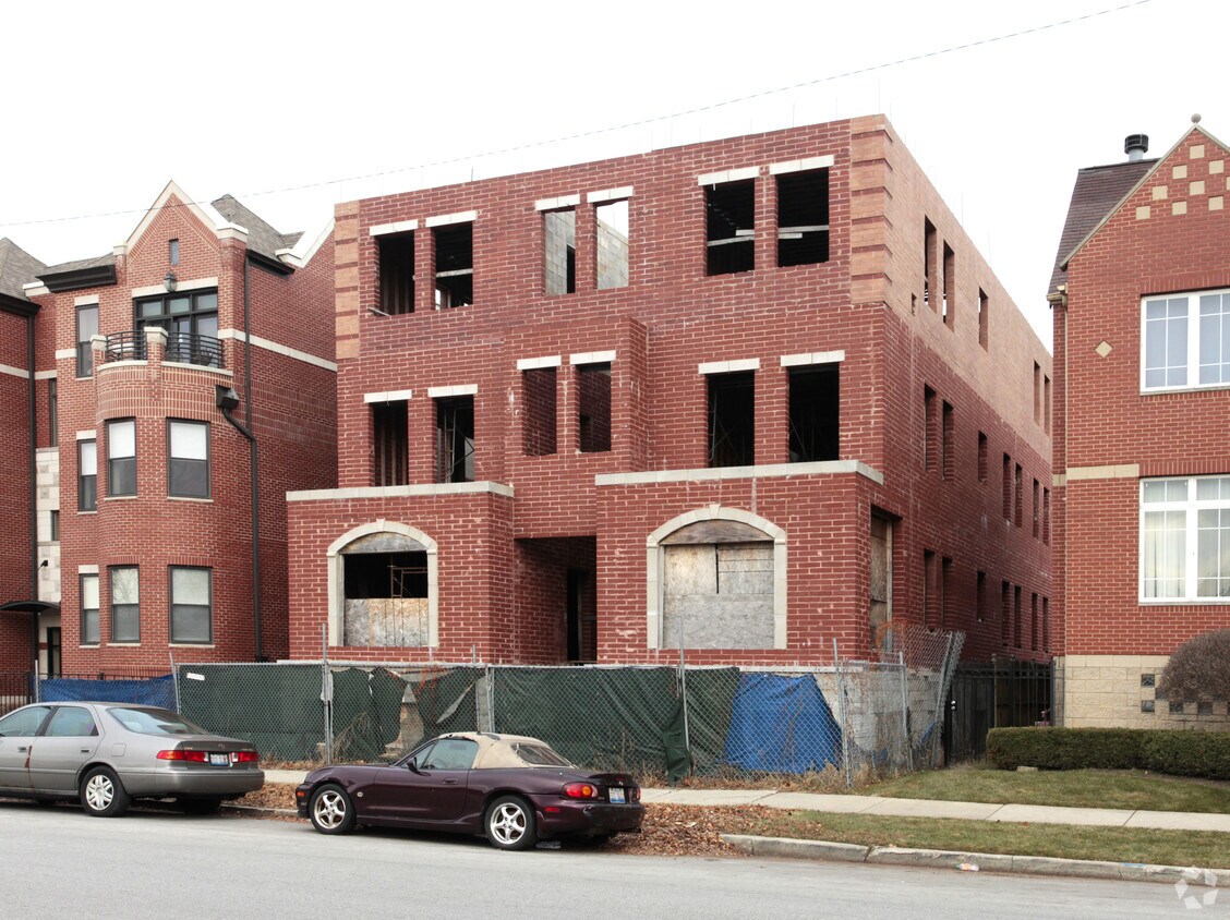 Primary Photo - 4453 S Lake Park Ave