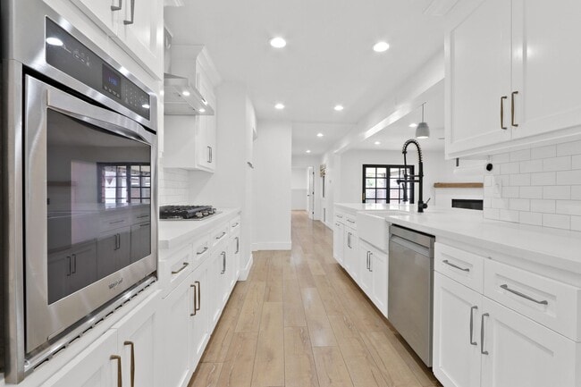 Foto del edificio - 3 bed 2 bath remodeled home features rustic charm blended with contemporary elegance