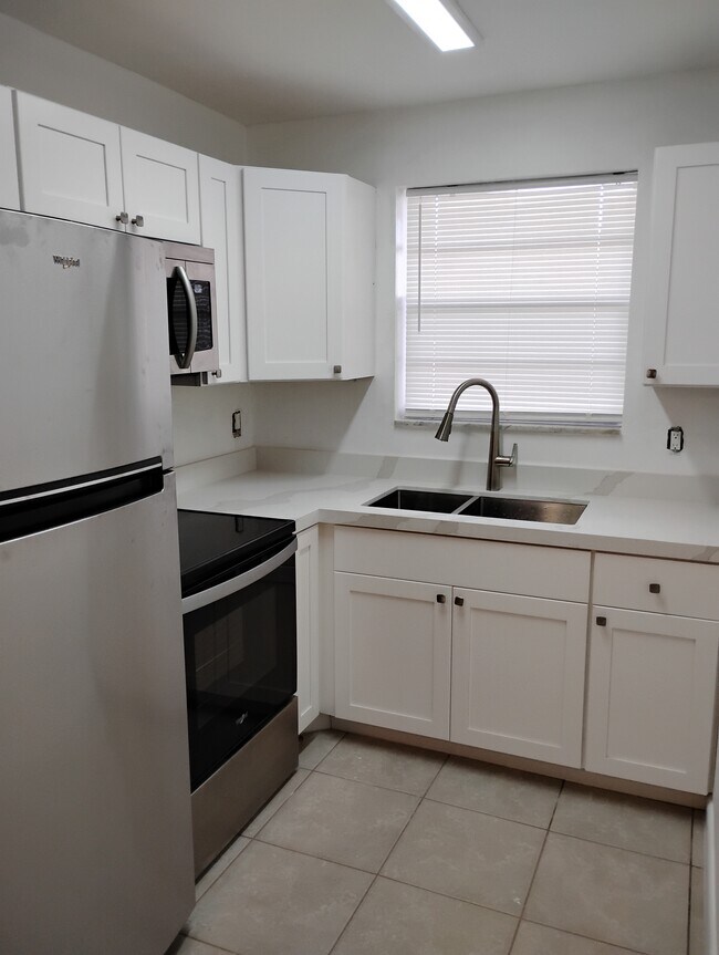 Cocina completamente nueva y electrodomésticos de acero inoxidable. - 3761 SW 59th Terrace