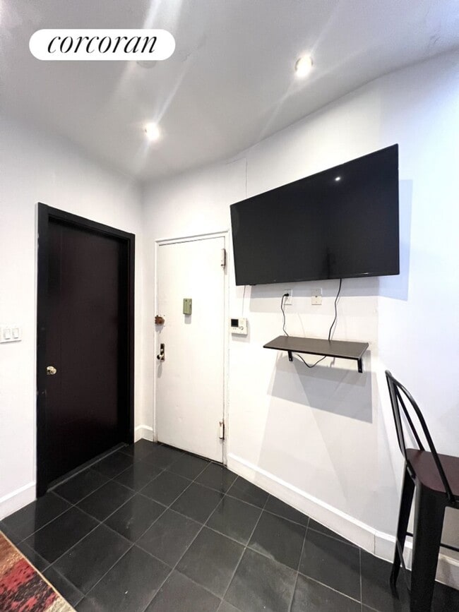 Building Photo - 21 W 106th St