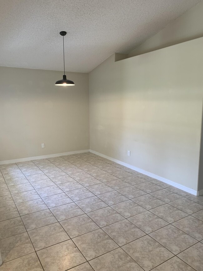 Building Photo - 8113 Pomo Dr