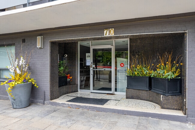 Entrance - 710 Spadina Av