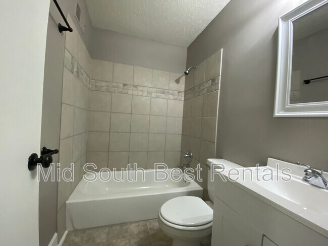 Building Photo - 463 Dreger Ave
