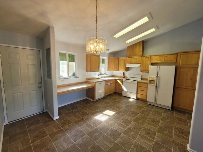 Building Photo - 2 Bedroom Condo Available in Thurston