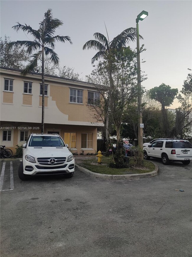 Building Photo - 3928 SW 52nd Ave