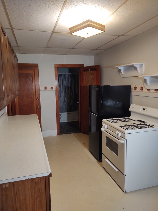 Kitchen - 1019 E Bridge St