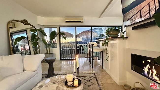 Foto del edificio - 999 N Doheny Dr