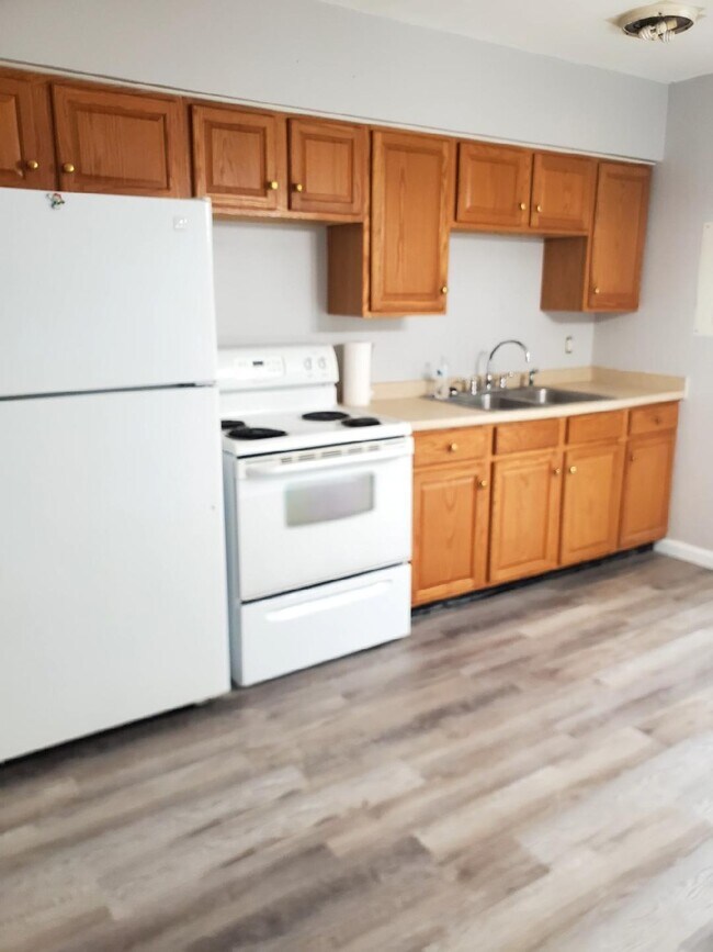 Kitchen - 1208 Case Ave