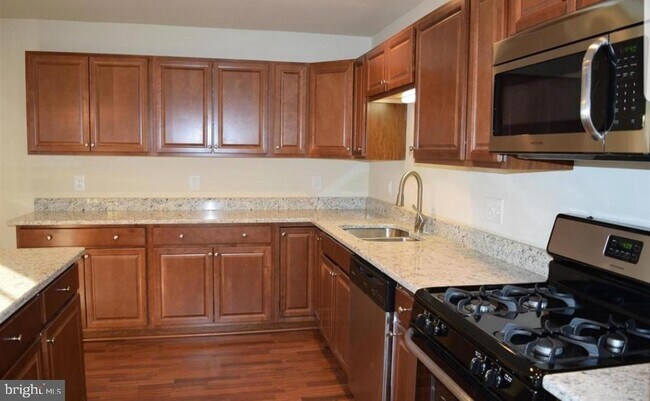 Foto del edificio - 305 Tompkins Ln