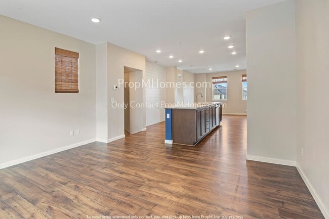 Building Photo - Updated 3 Bed Townhome in Highly Desired V...