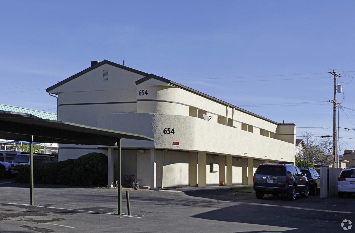 Foto principal - 654 N Hickory St