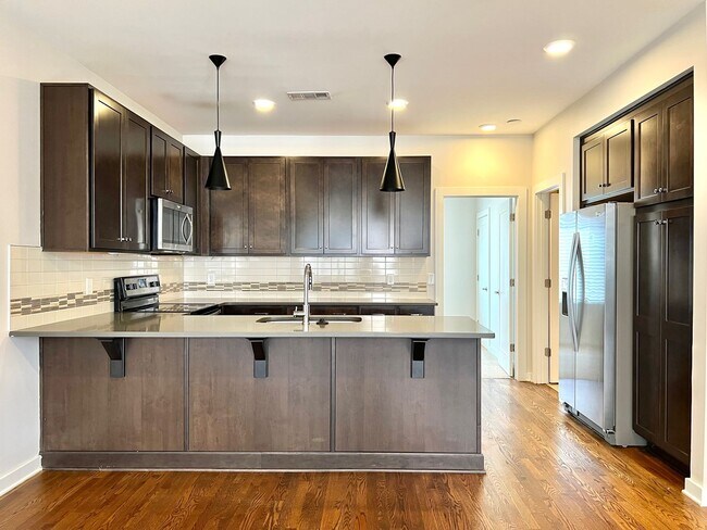 Foto del edificio - 3 bed/3 bath with Attached 2 Car Garage in East Nashville