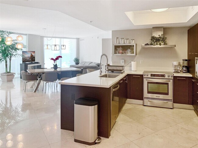 Foto del edificio - 150 Sunny Isles Blvd