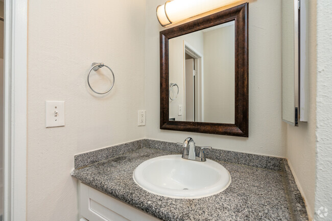 1HAB, 1BA - 670 ft² - Baño - Roscoe Canoga LLC