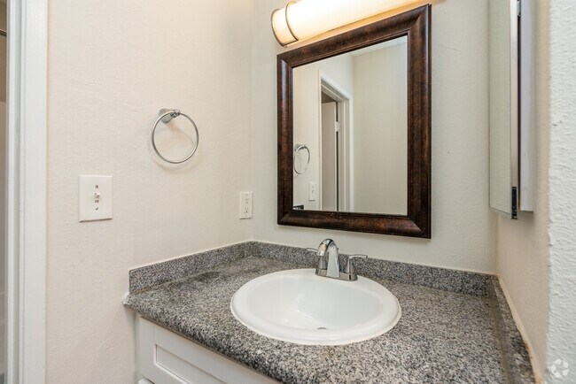 1HAB, 1BA - 670 ft² - Baño - The Allure Apartments