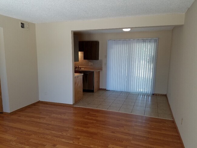 Foto del edificio - 4836 E. Funston units 1-4