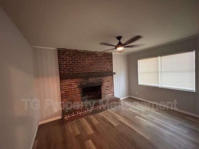 Building Photo - 1648 Loyola Dr N