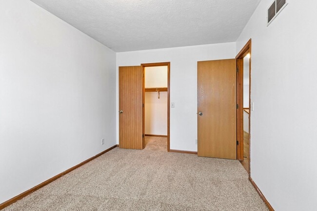 Building Photo - 5 bedroom Home In Neighborhood Close to Ca...
