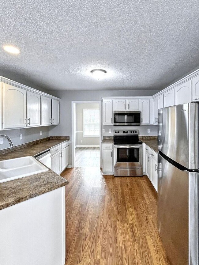 Building Photo - Spacious 3-Bedroom Home with Deck, Firepla...