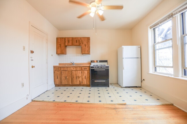 Building Photo - 1100 W Roscoe St