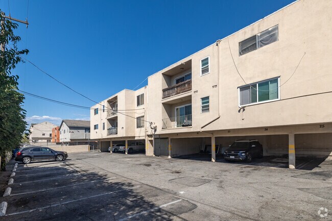 Estacionamiento - 6407 10th Ave