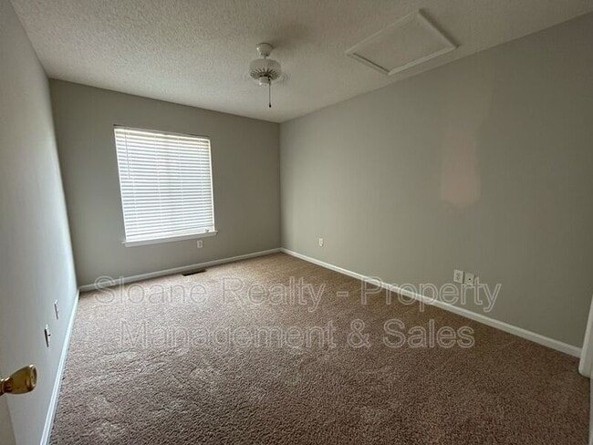 Building Photo - 1 Maplecrest Dr