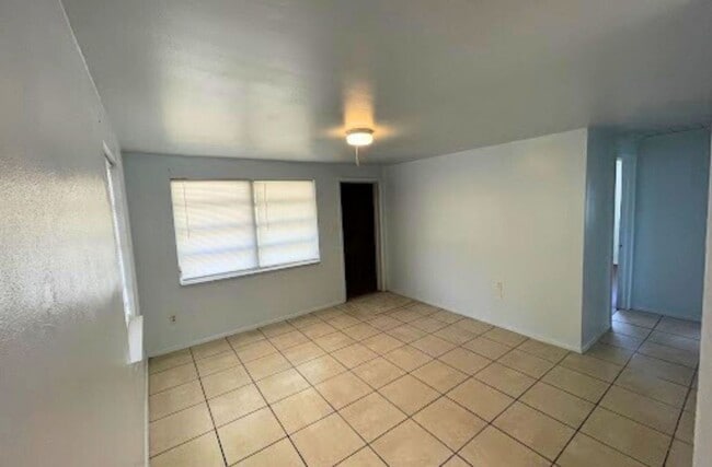 Building Photo - 2 bedrooms and 1 bath, With its central lo...