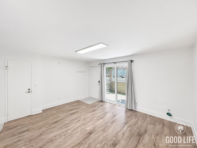 Building Photo - Great Studio Available for Rent in Mission Hills!