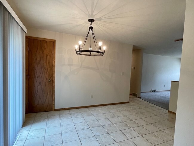 Building Photo - 1380 Cardinal Ln