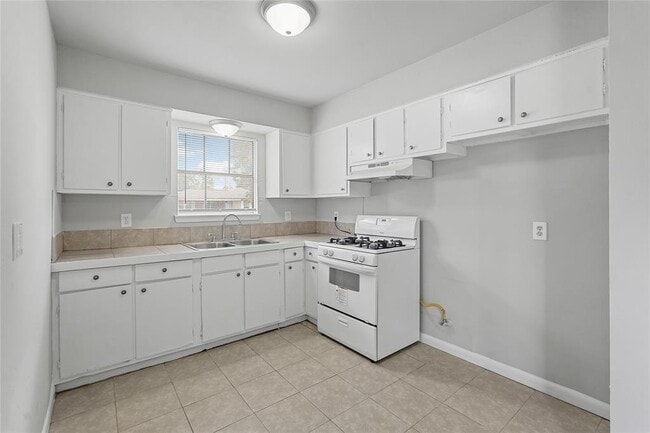 Building Photo - 3422 Hurlingham St