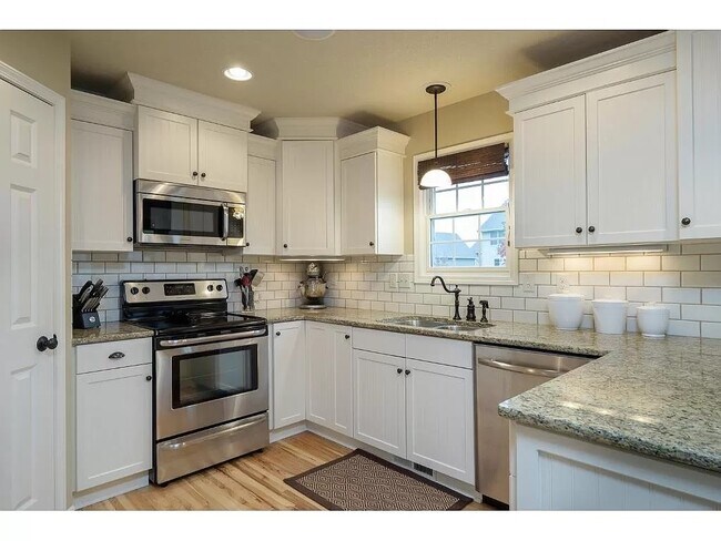 Kitchen - 212 SW Oakmont Dr