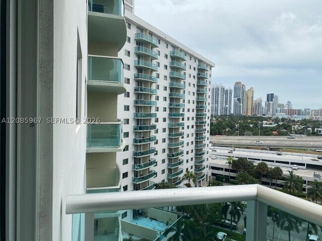 Foto del edificio - 19380 Collins Ave