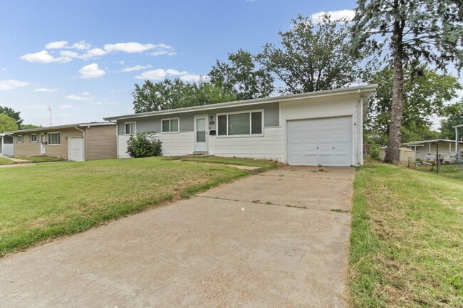 Building Photo - 2615 Flamingo Dr
