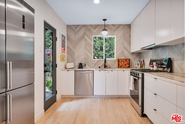 Building Photo - 380 Tamarac Dr