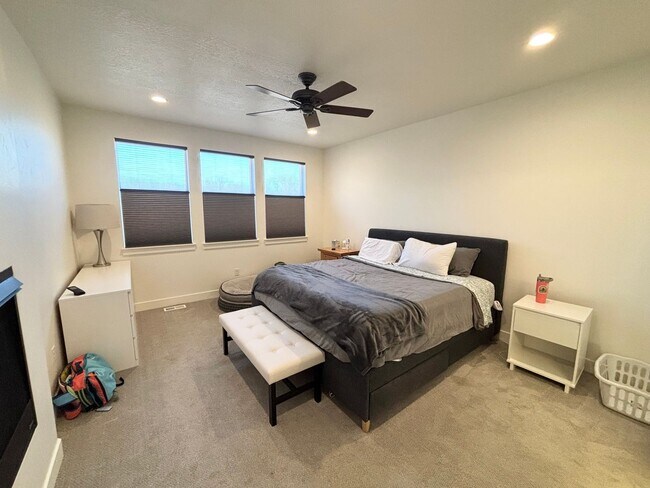 Foto del edificio - 4 bedroom/2.5 bathroom Townhome in Salt Lake City